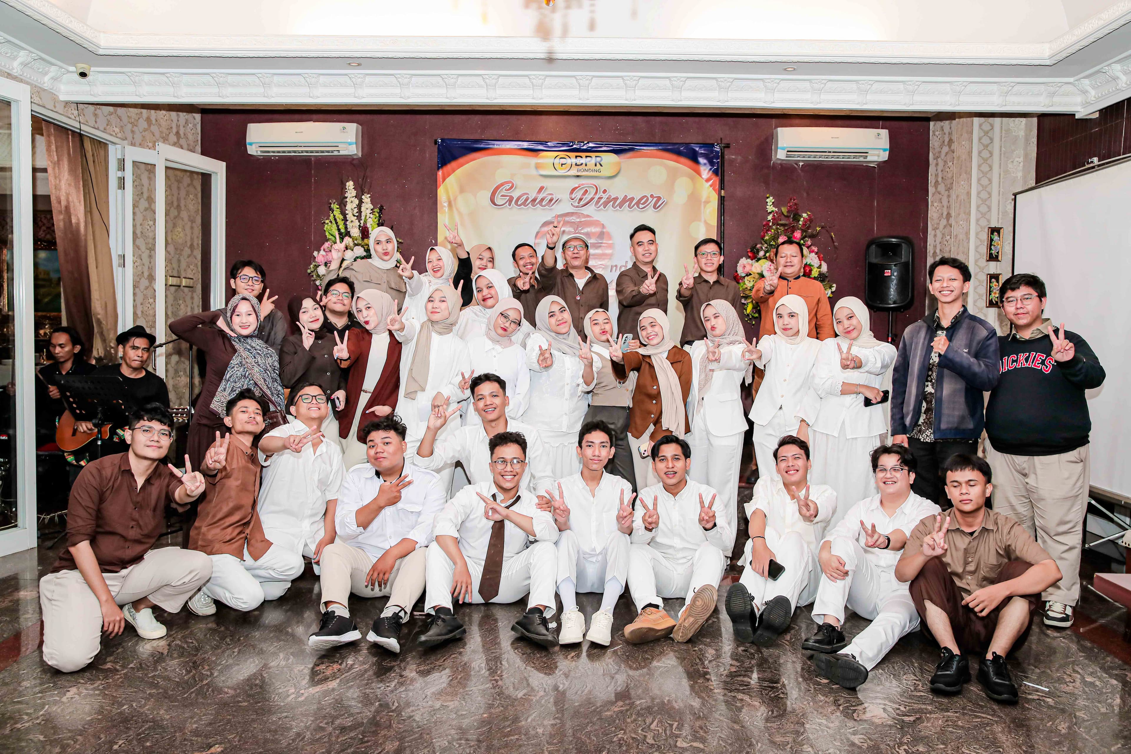 Kekompakan dalam Balutan Putih & Coklat